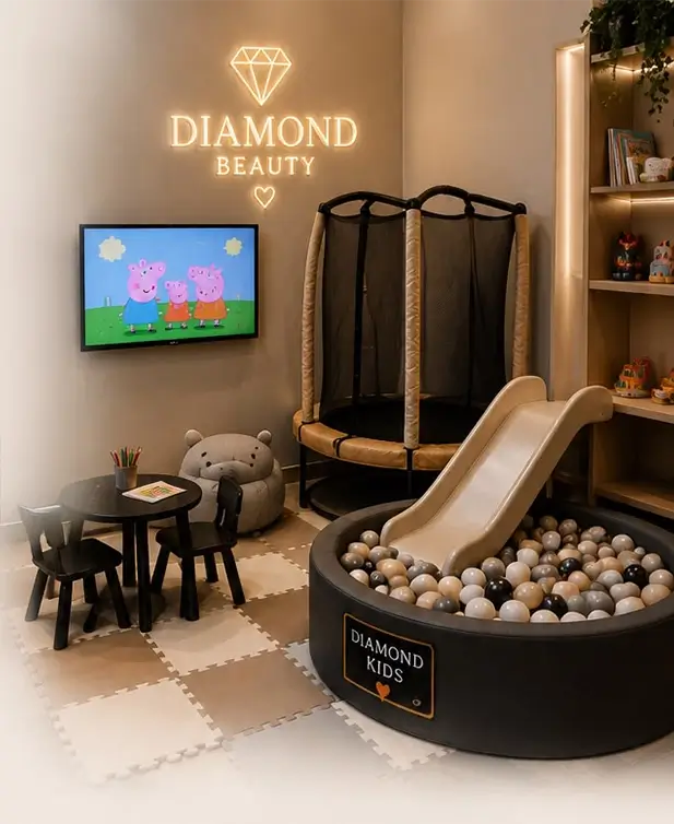 Espaço Kids com piscina de bolinhas e escorregador