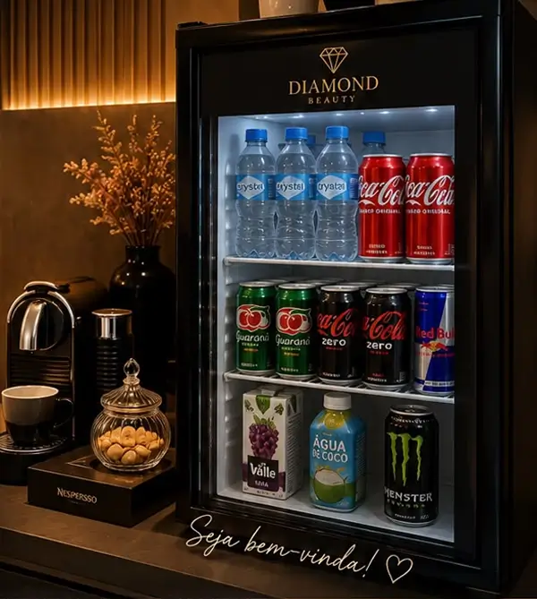 Frigobar com bebidas para clientes